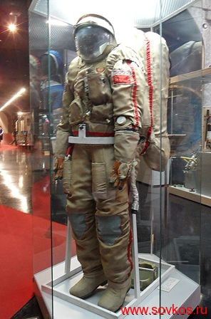 Скафандр «Орлан-Д» в Мемориальном музее космонавтики (вид спереди)